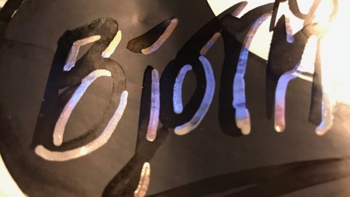 Close-up of reflective Liquid Chrome strokes over dark MOLOTOW lettering.