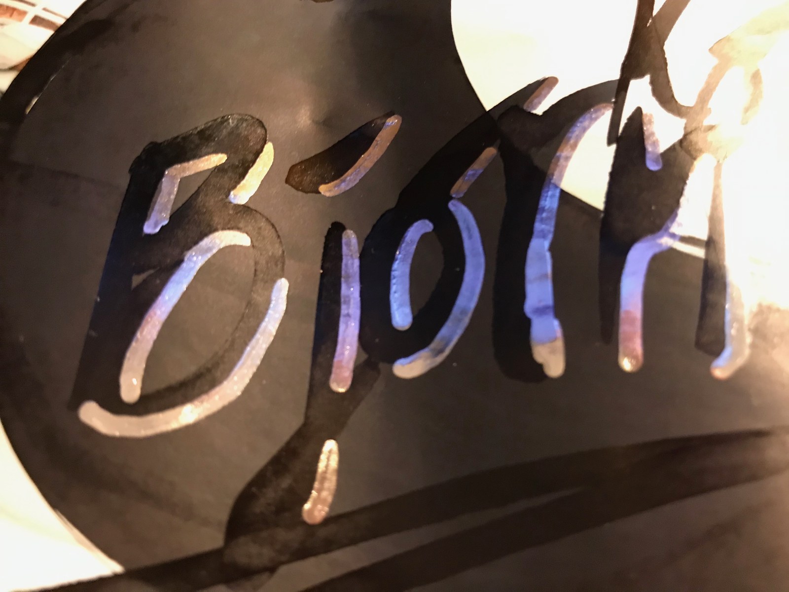 Close-up of reflective Liquid Chrome strokes over dark MOLOTOW lettering.